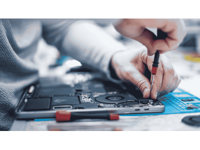 Jak wyczyścić laptop z kurzu – 2 technologie